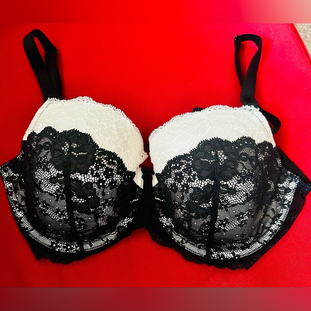 Victoria’s Secret Dream Angels Lined Demi Bra. Size 36 DD. Brand New with tags